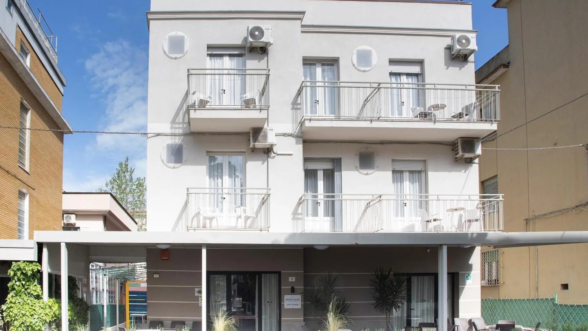 Contacts de Hotel Laura Beach