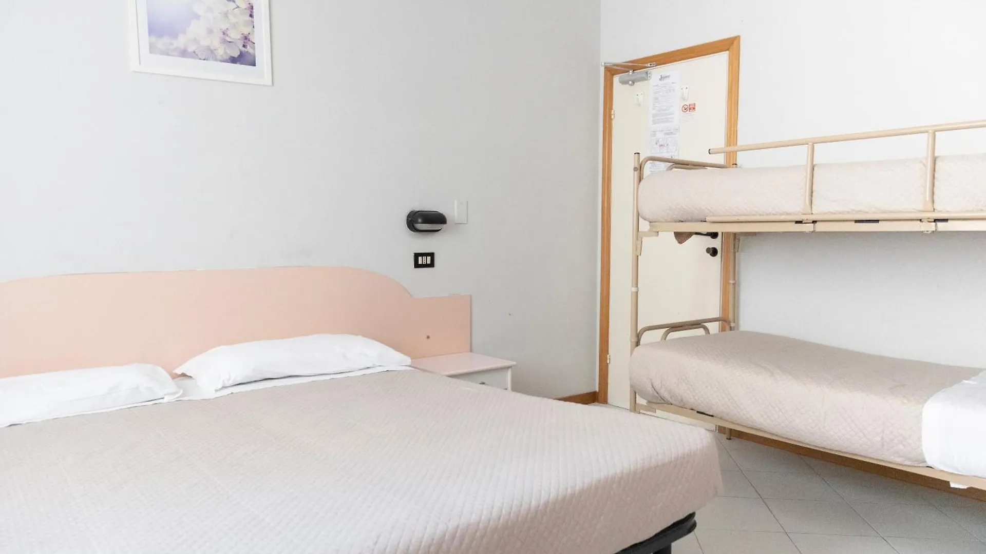 Hotel Laura Beach Rimini 0*,